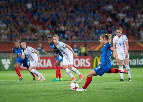 Elfmetertor zum 1-0: Torschuetze Eugenie Le Sommer (FRA) schiesst den Ball in das Tor. Vorrunde: Frankreich - Island in Tilburg am 18.07.2017. UEFA Fussball Frauen Europameisterschaft 2017 in den Niederlanden,