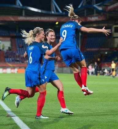 Nach dem Tor zum 1-0: Torschuetzin Eugenie Le Sommer (FRA) jubelt mit Amandine Henry (6 FRA) und Gaetane Thiney (17 FRA). Vorrunde: Frankreich - Island in Tilburg am 18.07.2017. UEFA Fussball Frauen Europameisterschaft 2017 in den Niederlanden,