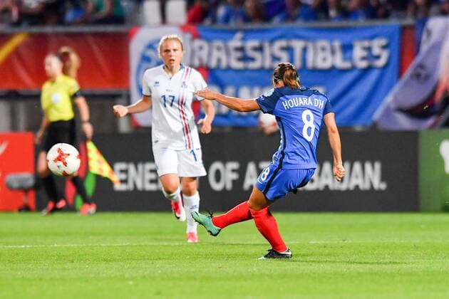 Jessica Houara d Hommeaux (Frankreich, France) (8) flankt vor Agla Maria Albertsdottir (Island , Iceland) (17), Fussball, UEFA Women s EURO 2017, Frankreich - Island, xmkx