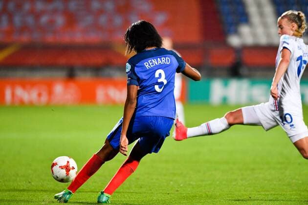 Wendie Renard (Frankreich, France) (3) flankt - Dagny Brynjarsdottir (Island , Iceland) (10) fliegt heran, Fussball, UEFA Women s EURO 2017, Frankreich - Island, xmkx