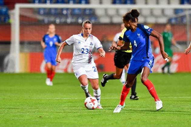 Fanndis Fridriksdottir (Island , Iceland) (23) im Laufduell mit Laura Georges (Frankreich, France) (4), Fussball, UEFA Women s EURO 2017, Frankreich - Island, xmkx