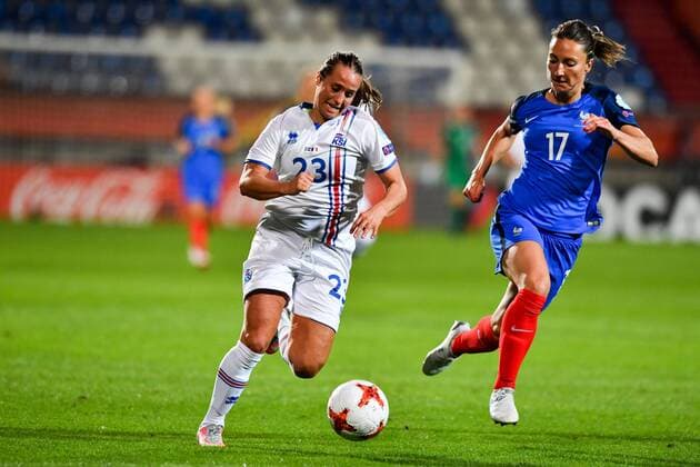 Laufduell Fanndis Fridriksdottir (Island , Iceland) (23) Gaetane Thiney (Frankreich, France) (17), Fussball, UEFA Women s EURO 2017, Frankreich - Island, xmkx