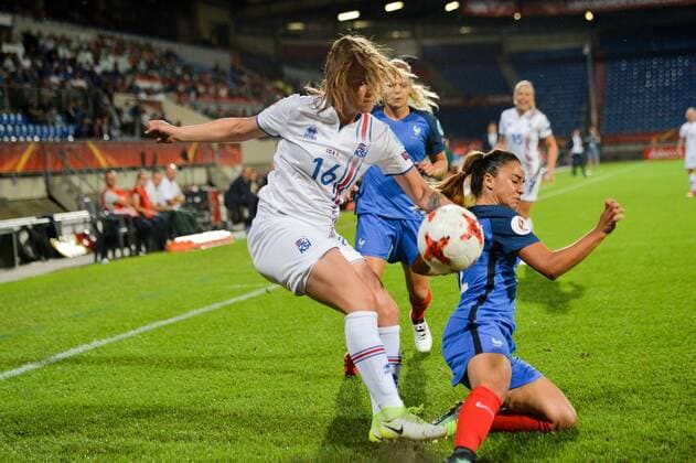 Zweikampf Harpa Thorsteinsdottir (Island) (16) Sakina Karchaoui (Frankreich, France) (22), Fussball, UEFA Women s EURO 2017, Frankreich - Island, xmkx