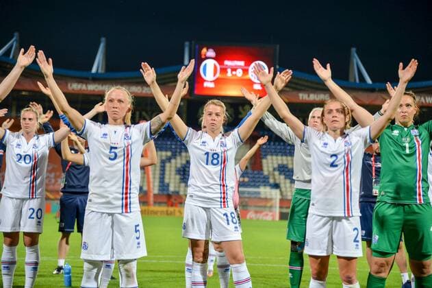 Sandra Maria Jessen (Island , Iceland) (18) klatschen nach dem Spiel mit Fans, Fussball, UEFA Women s EURO 2017, Frankreich - Island, xmkx