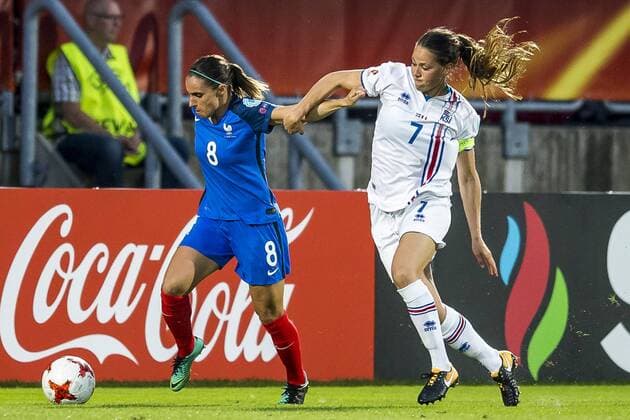 TILBURG - 18-07-2017. EK vrouwenvoetbal, Woman s Euro 2017, groepswedstrijd Frankrijk - IJsland. Duel met l-r Jessica Houara-D Hommeaux en Sara Bjork Gunnarsdottir. Frankrijk - IJsland  Copyright: xToinxDamenx 1650005
