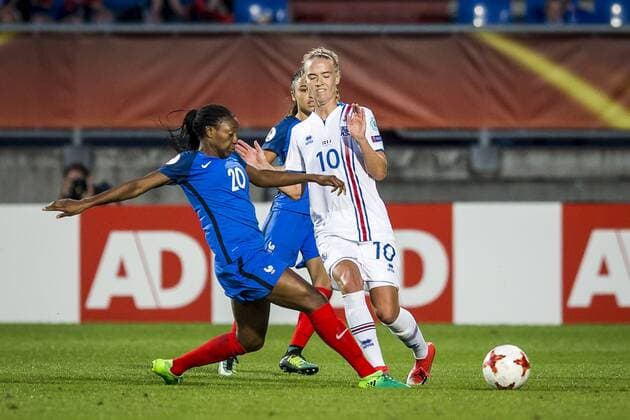 TILBURG - 18-07-2017. EK vrouwenvoetbal, Woman s Euro 2017, groepswedstrijd Frankrijk - IJsland. Kadidiatou Diani werkt weg voor Dagny Brynjarsdottir. Frankrijk - IJsland  Copyright: xToinxDamenx 1650008