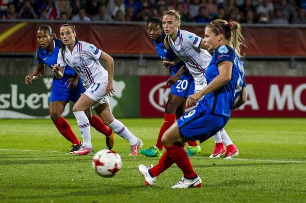 TILBURG - 18-07-2017. EK vrouwenvoetbal, Woman s Euro 2017, groepswedstrijd Frankrijk - IJsland. Eugenie Le Sommer scoort penalty, 1-0. Frankrijk - IJsland  Copyright: xToinxDamenx 1650019