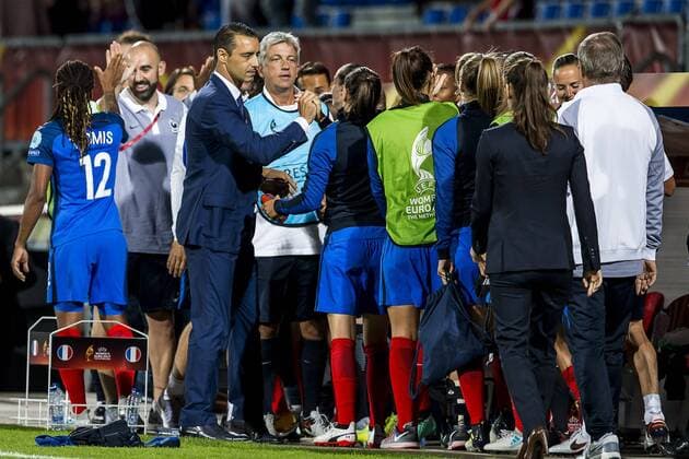 TILBURG - 18-07-2017. EK vrouwenvoetbal, Woman s Euro 2017, groepswedstrijd Frankrijk - IJsland. Trainer Olivier Echouafni deelt vreugde met spelers. Frankrijk - IJsland  Copyright: xToinxDamenx 1650029