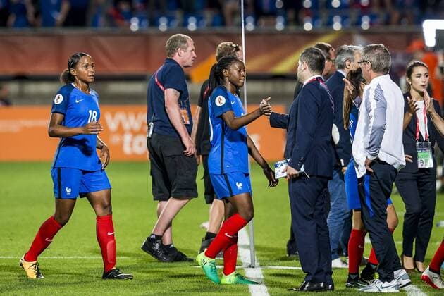 TILBURG - 18-07-2017. EK vrouwenvoetbal, Woman s Euro 2017, groepswedstrijd Frankrijk - IJsland. Trainer Olivier Echouafni deelt vreugde met spelers. Frankrijk - IJsland  Copyright: xToinxDamenx 1650030