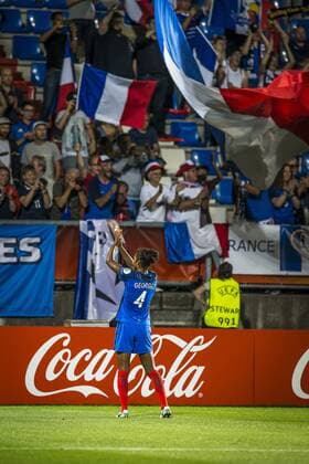 TILBURG - 18-07-2017. EK vrouwenvoetbal, Woman s Euro 2017, groepswedstrijd Frankrijk - IJsland. Laura Georges bedankt supporters. Frankrijk - IJsland  Copyright: xToinxDamenx 1650031