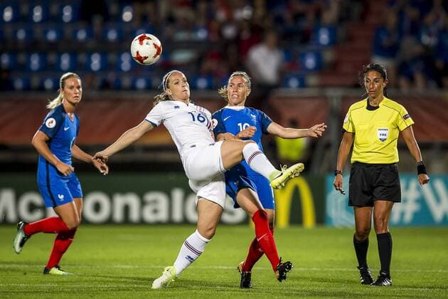 TILBURG - 18-07-2017. EK vrouwenvoetbal, Woman s Euro 2017, groepswedstrijd Frankrijk - IJsland. Duel met l-r Harpa Thorsteinsdottir en Camille Abily. Frankrijk - IJsland  Copyright: xToinxDamenx 1650038