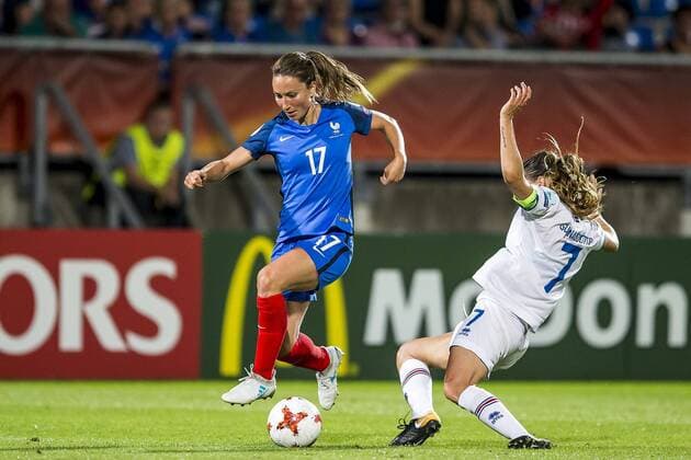 TILBURG - 18-07-2017. EK vrouwenvoetbal, Woman s Euro 2017, groepswedstrijd Frankrijk - IJsland. Duel met l-r Gaetane Thiney en Sara Bjork Gunnarsdottir. Frankrijk - IJsland  Copyright: xToinxDamenx 1650052