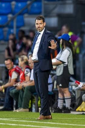 TILBURG - 18-07-2017. EK vrouwenvoetbal, Woman s Euro 2017, groepswedstrijd Frankrijk - IJsland. IJsland trainer Freyr Alexandersson langs de lijn. Frankrijk - IJsland  Copyright: xToinxDamenx 1650053
