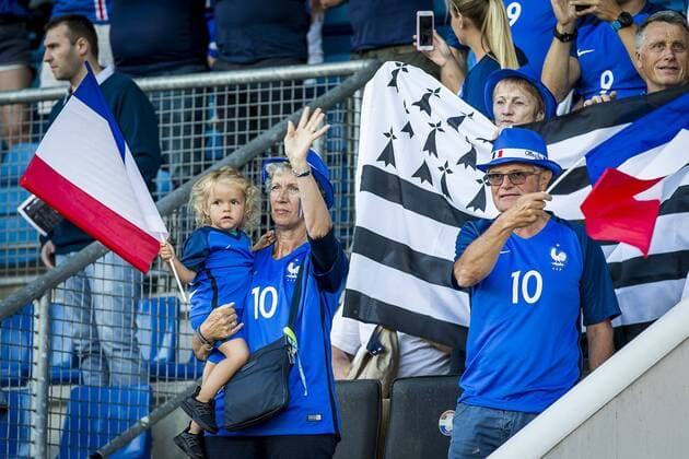 TILBURG - 18-07-2017. EK vrouwenvoetbal, Woman s Euro 2017, groepswedstrijd Frankrijk - IJsland. Franse supporters op de tribune. Frankrijk - IJsland  Copyright: xToinxDamenx 1650054