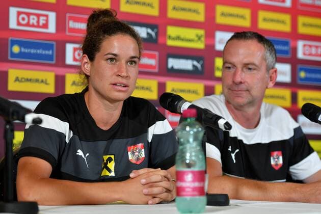 SOCCER - UEFA EURO EM Europameisterschaft Fussball 2017, ENG vs SCO WAGENINGEN,NETHERLANDS,19.JUL.17 - WOMEN SOCCER - UEFA Women s European Championship EM Europameisterschaft 2017, OEFB, Oesterreichischer Fussball-Bund, press conference PK Pressekonferenz team AUT. Image shows NinaÊBurger and head coach Dominik Thalhammer (AUT). GEPAxpictures xFlorianxErtl