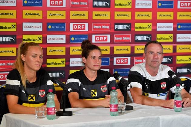 SOCCER - UEFA EURO EM Europameisterschaft Fussball 2017, ENG vs SCO WAGENINGEN,NETHERLANDS,19.JUL.17 - WOMEN SOCCER - UEFA Women s European Championship EM Europameisterschaft 2017, OEFB, Oesterreichischer Fussball-Bund, press conference PK Pressekonferenz team AUT. Image shows SarahÊPuntigam, NinaÊBurger and head coach Dominik Thalhammer (AUT). GEPAxpictures xFlorianxErtl