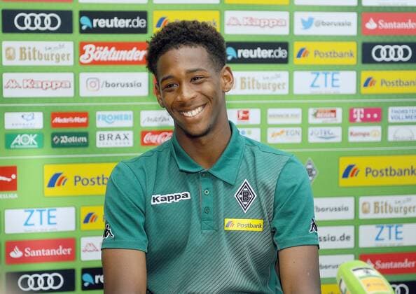 Borussia Mönchengladbach 1. Bundesliga Saison 2017 - 2018 Trainingslager in Rottach - Egern am Tegernsee am 19.07.2017 hier Reece Oxford am Mannschaftshotel - Seehotel Überfahrt in Rottach - Egern im Pressegespräch
