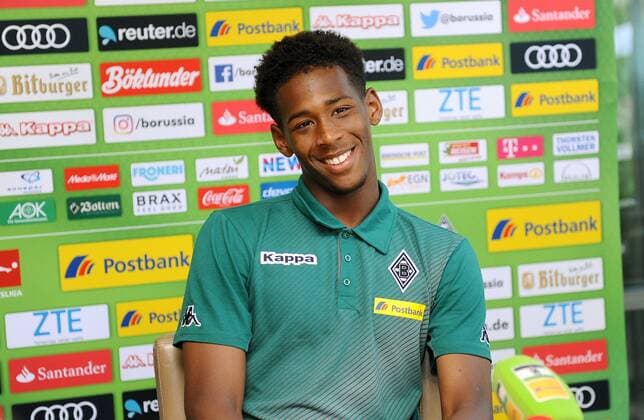 Borussia Mönchengladbach 1. Bundesliga Saison 2017 - 2018 Trainingslager in Rottach - Egern am Tegernsee am 19.07.2017 hier Reece Oxford am Mannschaftshotel - Seehotel Überfahrt in Rottach - Egern im Pressegespräch