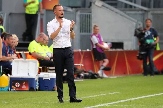Mark Sampson (Trainer, Cheftrainer, England), klatscht in die Hände, Klatschen, Applaus, applaudiert, motiviert das Team, Motivation, Freisteller, Ganzkörper, Einzelbild, Aktion, Action, Fussball, UEFA Women s EURO 2017, England - Schottland, xozx