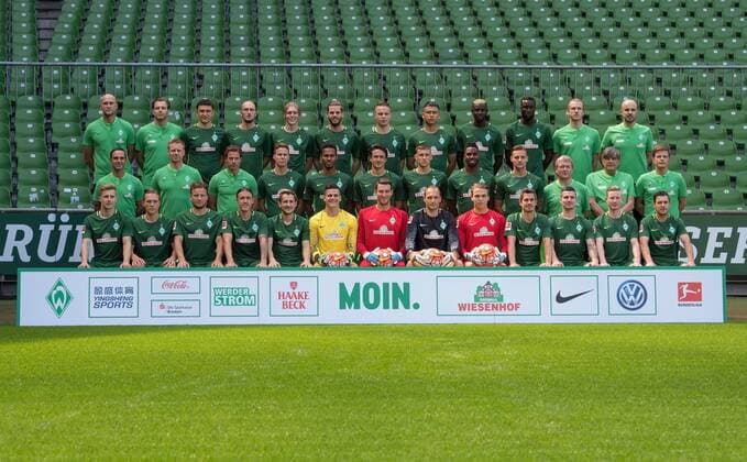 FUSSBALL 1. BUNDESLIGA SAISON 2017 2018 Mannschaftsfoto SV Werder Bremen: Hintere Reihe von li.: Christian Vander (Torwart-Trainer), Dr. Daniel Hellermann (Mannschaftsarzt), Milos Veljovic, Luca Caldirola, Aron Johannsson, Justin Eilers, Niklas Schmidt, Yuning Zhang, Ousman Manneh, Lamine Sane, Sven Plagge (Physiotherapeut), Adis Lovic (Physiotherapeut) Mittlere Reihe von li.: Alexander Nouri (Chef-Trainer), Markus Feldhoff (Co-Trainer), Günther Stoxreiter (Athletik-Trainer), Niklas Moisander, Theodor Gebre Selassie, Thomas Delaney, Maximilian Eggestein, Ulisses Garcia, Robert Bauer, Peter Detjen (Zeugwart) Holger Berger (Physiotherapeut), Florian Lauerer (Physiotherapeut) Vordere Reihe von li.: Johannes Eggestein, Ludwig Augustinsson, Philipp Bargfrede, Max Kruse, Izet Hajrovic, Michael Zetterer, Jiri Pavlenka, Jaroslav Drobny, Luca Plogmann, Fin Bartels, Jerome Gondorf, Florian Kainz, Zlatko Junuzovic Bremen