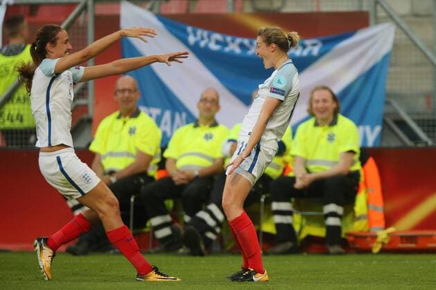 Bilder des Tages - SPORT Jill Scott of England women, Ellen White of England women during the UEFA WEURO 2017 Group D group stage match between England and Scotland at the Galgenwaard Stadium on July 19, 2017 in Utrecht, The Netherlands Women: England v Scotland UEFA WEURO 2017 2017 2018 xVIxVIxImagesx xTomxBodexMultimediaxIVx 8263482