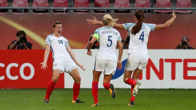 v.li.: Torschützin Ellen White (England, 18), Stephanie Jayne Houghton (Steph Houghton, England, 5), Jill Scott (England, 4), jubeln über das Tor zum 3:0, Jubel, Torjubel, Torerfolg, celebrate the goal, goal, celebration, Jubel ueber das Tor, optimistisch, Action, Aktion, Fussball, UEFA Women s EURO 2017, England - Schottland, xozx