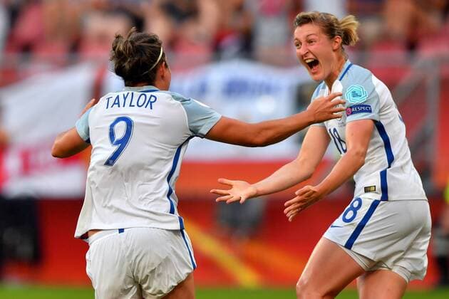Bilder des Tages - SPORT SOCCER - UEFA EURO EM Europameisterschaft Fussball 2017, ENG vs SCO UTRECHT,NETHERLANDS,19.JUL.17 - WOMEN SOCCER - UEFA Women s European Championship EM Europameisterschaft 2017, Group D, England vs Scotland. Image shows the rejoicing of Jodie Taylor and Ellen White (ENG). GEPAxpictures xFlorianxErtl
