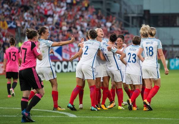 Jubel nach dem Tor zum 2-0: Hayley Lauder (SCO), Jill Scott, Lucia Bronze, Stephanie Houghton, Jade Moore, Demi Stokes, Francesca Kirby, Ellen White (vl ENG). Vorrunde: England - Schottland in Utrecht am 19.07.2017. UEFA Fussball Frauen Europameisterschaft 2017 in den Niederlanden,