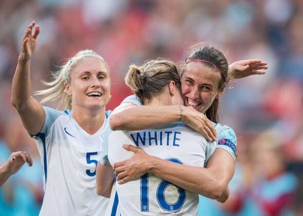 Jubel nach dem Tor zum 3-0: Stephanie Houghton, Torschuetzin Ellen White und Jill Scott (vl alleENG) Vorrunde: England - Schottland in Utrecht am 19.07.2017. UEFA Fussball Frauen Europameisterschaft 2017 in den Niederlanden,