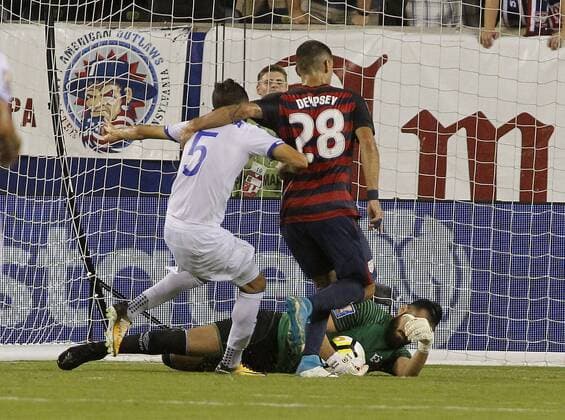 El Salvador s goalkeeper Derby Carrillo (R) holds on to the ball as El Salvador s Ivan Mancia (L) and USA s Clint Dempsey (R) move in during their Concacaf Gold Cup quarter final match at Lincoln Financial Field in Philadelphia, PA, USA, 19 July 2017. USA VS. EL SALVADOR !ACHTUNG: NUR REDAKTIONELLE NUTZUNG!  Copyright: xTOMxMIHALEKx TM112 20170720-636361213445528302