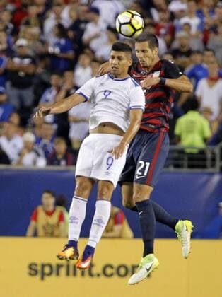 El Salvador s Nelson Bonilla (L) and USA s Matt Hedges head the ball during their Concacaf Gold Cup quarter final match at Lincoln Financial Field in Philadelphia, PA, USA, 19 July 2017. USA VS. EL SALVADOR !ACHTUNG: NUR REDAKTIONELLE NUTZUNG!  Copyright: xTOMxMIHALEKx TM112 20170720-636361253862948718