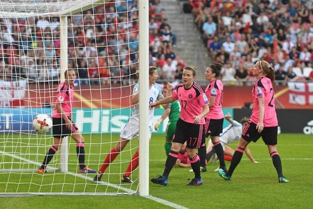 Bilder des Tages - SPORT 19.07.2017, Stadion Galgenwaard, Utrecht, NED, UEFA Frauen EM 2017, England vs Schottland, Gruppe D, im Bild Ellen White of England (2nd left) watches as the header from Jodie Taylor of England (hidden) crosses the line to make it England 2 Scotland 0 Ellen White of England (2nd left) watches as the header from Jodie Taylor of England (hidden) crosses the line to make it England 2 Scotland 0 during the group D match of UEFA Women s EURO 2017 between England and Scotland at the Stadion Galgenwaard in Utrecht, Netherlands on 2017 07 19. Utrecht  EP_fil  