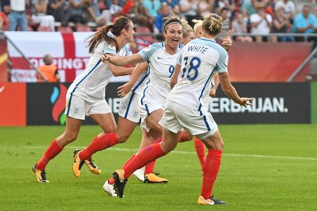 19.07.2017, Stadion Galgenwaard, Utrecht, NED, UEFA Frauen EM 2017, England vs Schottland, Gruppe D, im Bild Jodie Taylor of England (2nd right) celebrates scoring their second goal to make it England 2 Scotland 0 Jodie Taylor of England (2nd right) celebrates scoring their second goal to make it England 2 Scotland 0 during the group D match of UEFA Women s EURO 2017 between England and Scotland at the Stadion Galgenwaard in Utrecht, Netherlands on 2017 07 19. Utrecht  EP_fil  