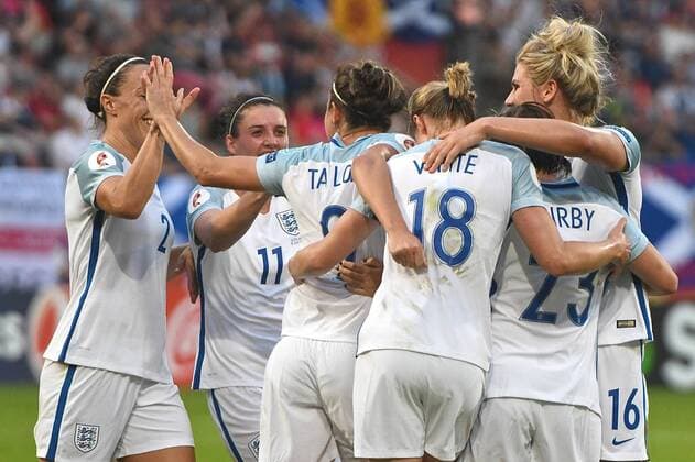19.07.2017, Stadion Galgenwaard, Utrecht, NED, UEFA Frauen EM 2017, England vs Schottland, Gruppe D, im Bild Jodie Taylor of England (3rd left) celebrates scoring their second goal to make it England 2 Scotland 0 Jodie Taylor of England (3rd left) celebrates scoring their second goal to make it England 2 Scotland 0 during the group D match of UEFA Women s EURO 2017 between England and Scotland at the Stadion Galgenwaard in Utrecht, Netherlands on 2017 07 19. Utrecht  EP_fil  