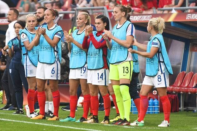 19.07.2017, Stadion Galgenwaard, Utrecht, NED, UEFA Frauen EM 2017, England vs Schottland, Gruppe D, im Bild England substitutes celebrate Jodie Taylor of England scoring their second goal to make it England 2 Scotland 0 England substitutes celebrate Jodie Taylor of England scoring their second goal to make it England 2 Scotland 0 during the group D match of UEFA Women s EURO 2017 between England and Scotland at the Stadion Galgenwaard in Utrecht, Netherlands on 2017 07 19. Utrecht  EP_fil  