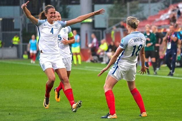 19.07.2017, Stadion Galgenwaard, Utrecht, NED, UEFA Frauen EM 2017, England vs Schottland, Gruppe D, im Bild Ellen White of England (right) celebrates scoring their third goal to make it England 3 Scotland - Ellen White of England (right) celebrates scoring their third goal to make it England 3 Scotland - during the group D match of UEFA Women s EURO 2017 between England and Scotland at the Stadion Galgenwaard in Utrecht, Netherlands on 2017 07 19. Utrecht  EP_fil  
