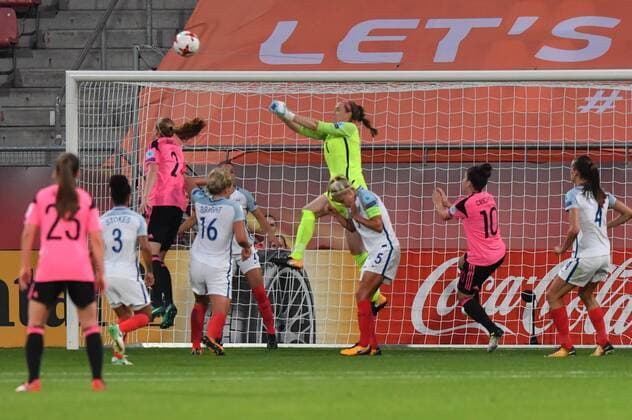 Karen Bardsley (Torwart, England) (1) klärt, Fussball, UEFA Women s EURO 2017, England - Scotland, xmkx