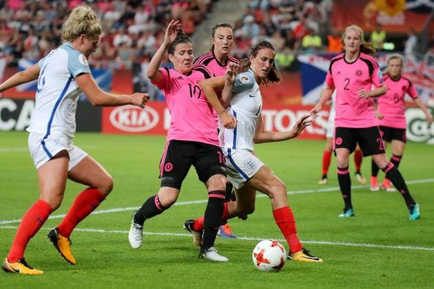 v.li.: Leanne Crichton (Schottland, 10), Jill Scott (England, 4), Caroline Weir (Schottland, 9), Vaila Barsley (Schottland, 2), Zweikampf, Duell, duel, tackle, tackling, Dynamik, Action, Aktion, Fussball, UEFA Women s EURO 2017, England - Schottland, xozx