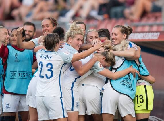 Nach dem Tor zum 1-0: Freude bei den Spielerin um Torschuetzin Jodie Taylor (verdeckt alleENG). Vorrunde: England - Schottland in Utrecht am 19.07.2017. UEFA Fussball Frauen Europameisterschaft 2017 in den Niederlanden,