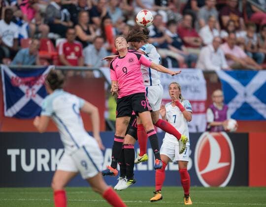 Caroline Weir (9 SCO) im Kopfballduell mit Jade Moore (ENG) Vorrunde: England - Schottland in Utrecht am 19.07.2017. UEFA Fussball Frauen Europameisterschaft 2017 in den Niederlanden,