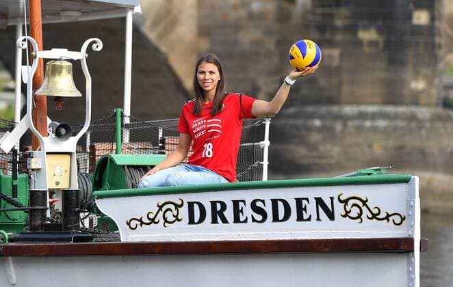 Volleyball, Dresdner SC - Shooting Neuzugang Sasa Planinsec auf dem Raddampfer Dresden auf der Elbe, Terrassenufer, Dampfer, Schaufelraddampfer, Sächsische Dampfschiffahrt, Dresdner SC, Volleyball, 1. Bundesliga Frauen, 1. Liga, DSC, Saison 2017 2018, 01.07.2017,