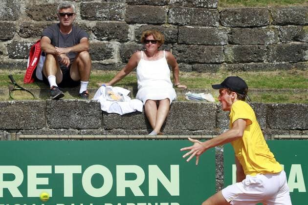 19-07-2017 TENNIS: THE HAGUE OPEN: DEN HAAG Stefanos Tsitsipas (R, GRE) wordt gadegeslagen door zijn vader Apostolos Tsitsipas (L) en moeder Julia Apostoli (M). Foto: Hans Willink xVIxVIxImagesx xSoenarxChamidxsportfotografiexIVx 8269366
