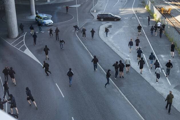 170720 Stökigt mellan Polis och supportrar utanför Mall of Scandinavia före fotbollsmatchen i kvalet till Europa League mellan AIK och Zeljeznicar den 20 juli 2017 i Stockholm.  Copyright: SIMONxHASTEGRD BB170720BB034