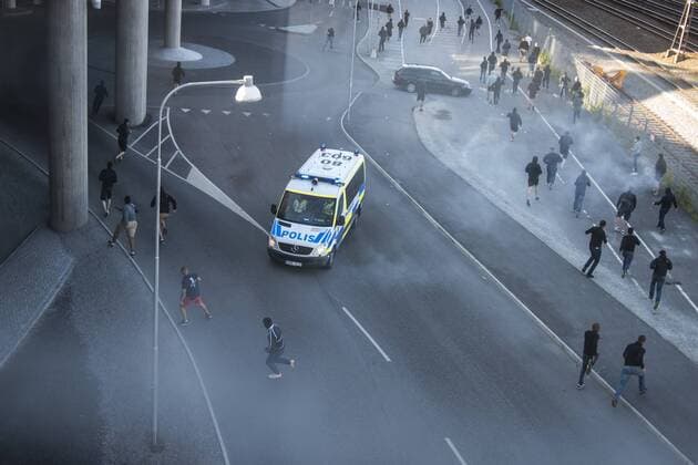 170720 Stökigt mellan Polis och supportrar utanför Mall of Scandinavia före fotbollsmatchen i kvalet till Europa League mellan AIK och Zeljeznicar den 20 juli 2017 i Stockholm.  Copyright: SIMONxHASTEGRD BB170720BB036