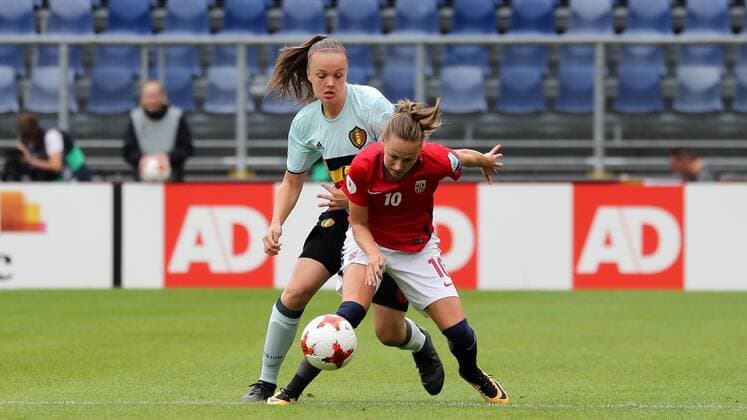 v.li.: Tine De Caigny (Belgien, 6), Caroline Graham Hansen (Norwegen, 10), Zweikampf, Duell, duel, tackle, tackling, Dynamik, Action, Aktion, Fussball, UEFA Women s EURO 2017, Norwegen - Belgien, xozx