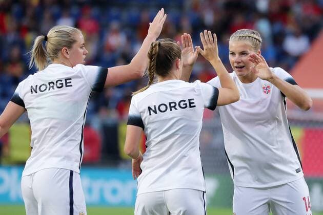 v.li.: Elise Thorsnes (Norwegen, 9), Maren Mjelde (Norwegen, 6), Ada Hegerberg (Norwegen, 14) klatschen sich vor dem Spiel ab, Freude, freundlich, fröhlich, strahlend, optimistisch, Fussball, UEFA Women s EURO 2017, Norwegen - Belgien, xozx