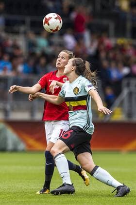 BREDA - 20-07-2017. EK vrouwenvoetbal, Woman s Euro 2017, groepswedstrijd Noorwegen - Belgie. Duel met l-r Caroline Graham Hansen en Nicky Van Den Abbeele. Noorwegen - Belgie  Copyright: xToinxDamenx 1651419