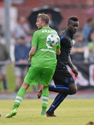 20.07.2017, Fussball 1.Bundesliga 2017 2018, Saisonvorbereitung, Borussia Mönchengladbach - OGC Nizza, in Rottach Egern, v.li: Christoph Kramer (Borussia Mönchengladbach) gegen Mario Balotelli (Nizza). 