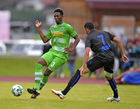 20.07.2017, Fussball 1.Bundesliga 2017 2018, Saisonvorbereitung, Borussia Mönchengladbach - OGC Nizza, in Rottach Egern, li: Reece Oxford (Borussia Mönchengladbach) am Ball. 