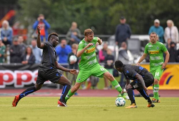 20.07.2017, Fussball 1.Bundesliga 2017 2018, Saisonvorbereitung, Borussia Mönchengladbach - OGC Nizza, in Rottach Egern, v.i: Mario Bolatelli (Nizza) gegen Christoph Kramer (Borussia Mönchengladbach). 